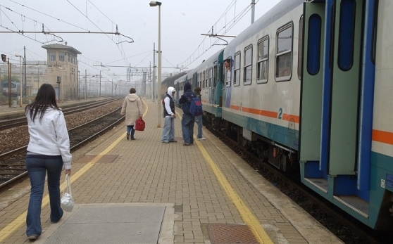 Lodi: si aggrappa al treno per salire al volo, studentessa perde un braccio Lodi: si aggrappa al treno per salire al volo, studentessa perde un braccio