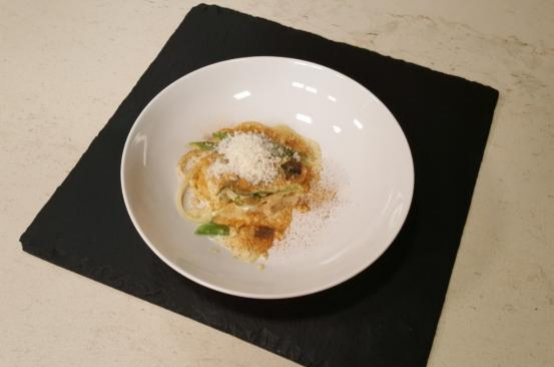 Spaghetti con emulsione al Castelmagno, asparagi e mandorle Spaghetti con emulsione al Castelmagno, asparagi e mandorle