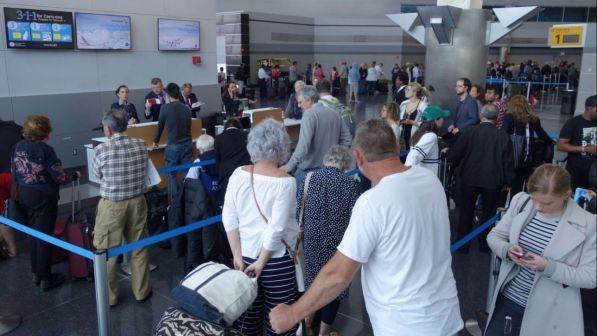 Londra, drone sull'aeroporto di Heathrow: partenze sospese - foto 1