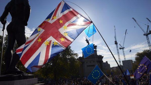 Gb, terremoto sulla May dopo l'accordo con Bruxelles: si dimettono i ministri per la Brexit, il Lavoro e lʼIrlanda del Nord - foto 1