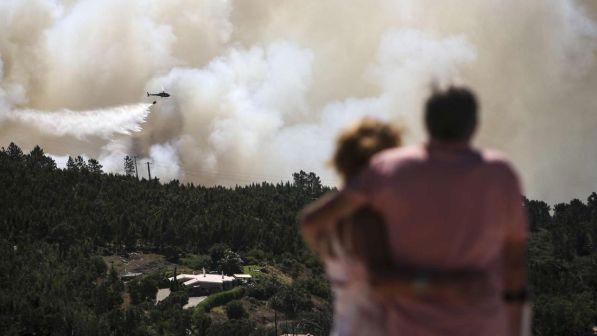 Portogallo, duemila pompieri lottano contro un rogo in Algarve - foto 1