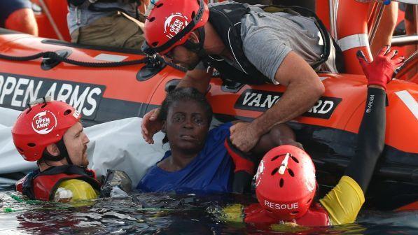 Migranti, Ong mostra foto di bimbo morto: