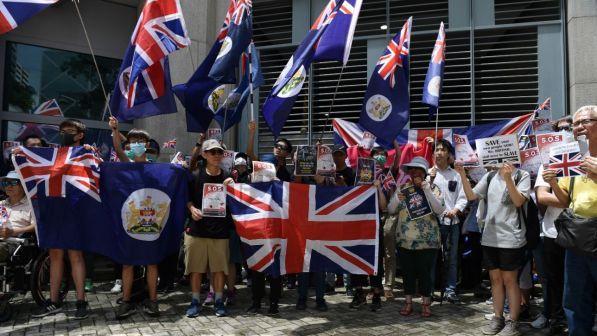 hong kong, manifestazione davanti a consolato gb