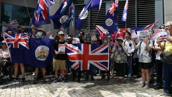 hong kong, manifestazione davanti a consolato gb