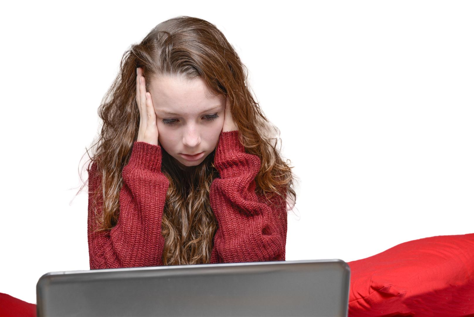 bullismo, cyberbullismo, dispetti, computer, bambina triste, stress