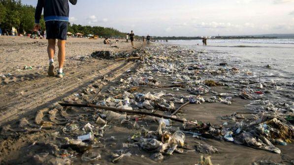 plastica inquinamento microplastiche mare rifiuti spiaggia