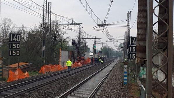 Incidenti sul lavoro, due operai morti schiacciati da una lastra di metallo - foto 1
