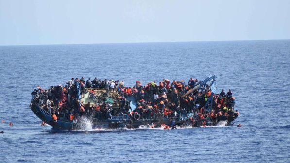 Migranti, a 14 anni muore nel Mediterraneo con la pagella cucita addosso: la storia che commuove il web - foto 1