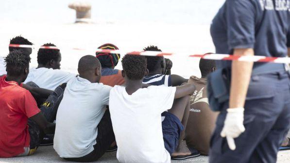 migranti, pozzallo, sbarco nave eleonore