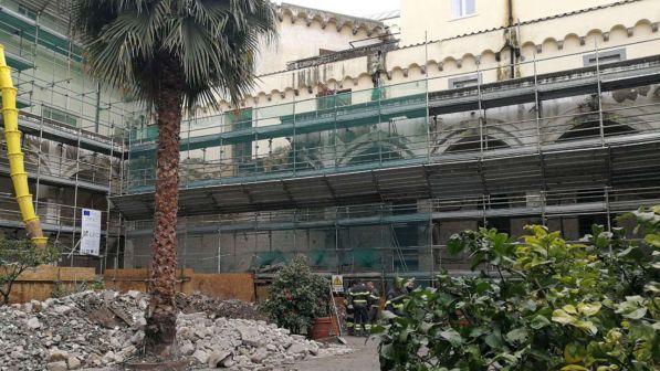Napoli, crollo ponteggi in una chiesa: 5 operai estratti dalle macerie - foto 1