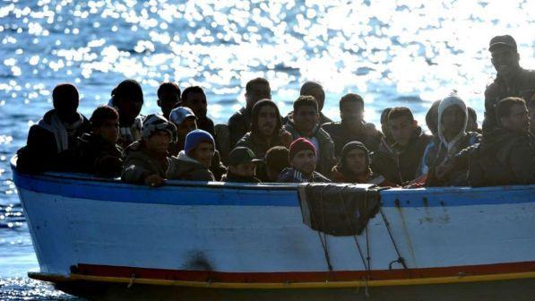 immigrati,migranti,barcone,clandestini