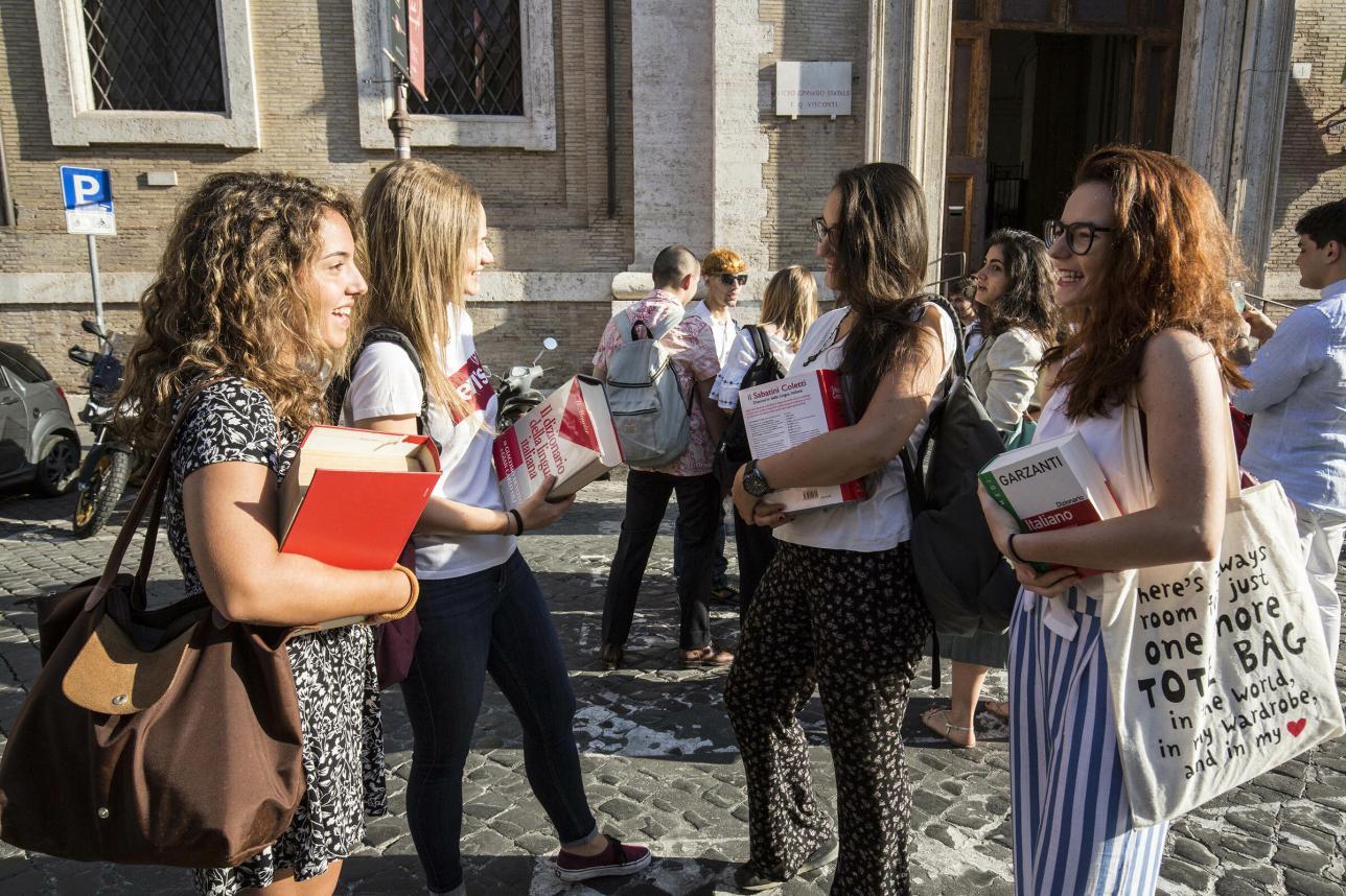 Ritorno a scuola con “dress code” obbligatorio per 6 studenti su 10