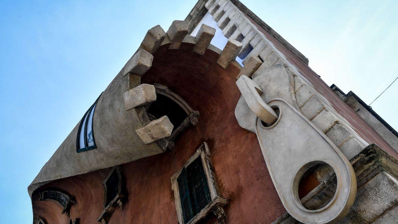 Fuorisalone, in Tortona la facciata dell'edificio si apre con una zip: è l'installazione di Alex Chinneck