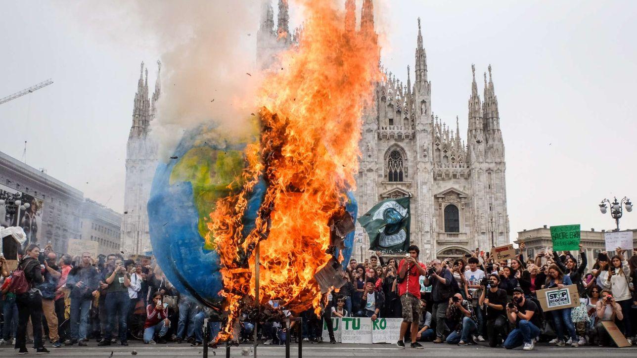 Clima, oltre un milione di studenti in 180 piazze italiane: "Ci avete rotto i polmoni"|  Greta: "Immagini incredibili dal vostro Paese"