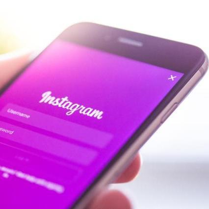 Social sotto l'ombrellone, 6 giovani su 10 li usano più del solito