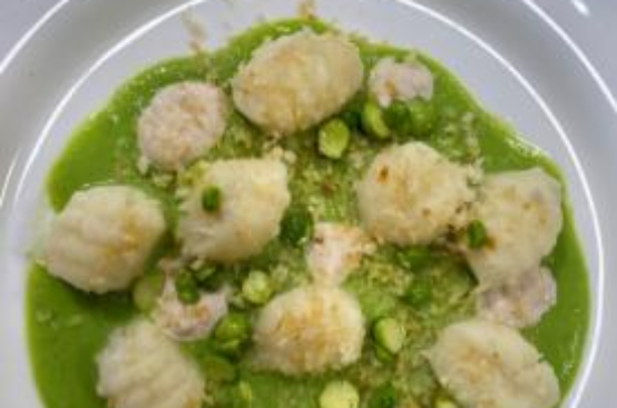 Gnocchi con crema di piselli e emulsione di aringa Gnocchi con crema di piselli e emulsione di aringa