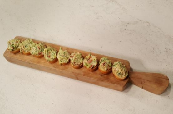 Crostini con zucchine, pomodoro secco e robiolina Crostini con zucchine, pomodoro secco e robiolina