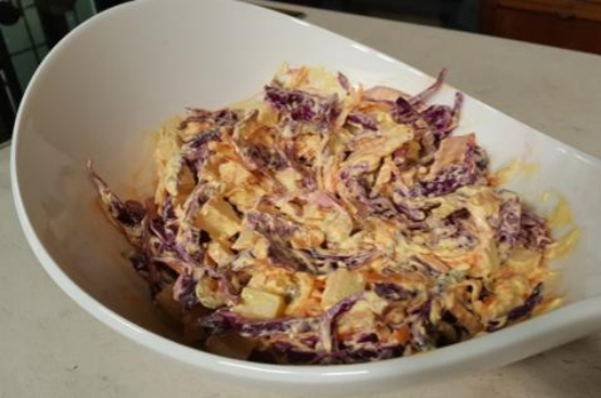 Insalata ricca con cavolo cappuccio Insalata ricca con cavolo cappuccio