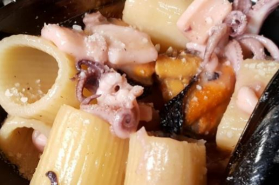 Mezze maniche calamari cozze e pecorino Mezze maniche calamari cozze e pecorino