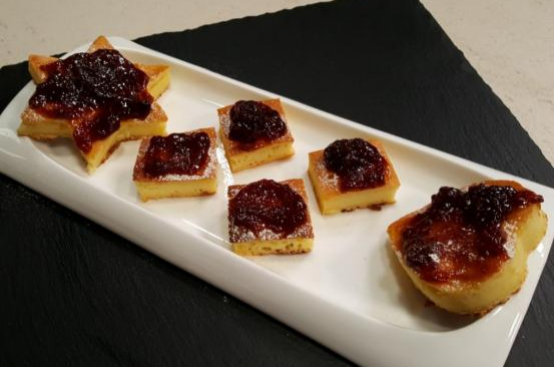 Quadrotti di ricotta ricoperti di marmellata Quadrotti di ricotta ricoperti di marmellata