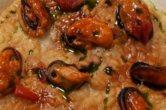 Risotto aglio nero, cozze e pecorino Risotto aglio nero, cozze e pecorino
