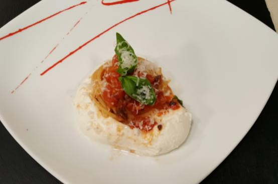 Nido di mozzarella con spaghetti Nido di mozzarella con spaghetti