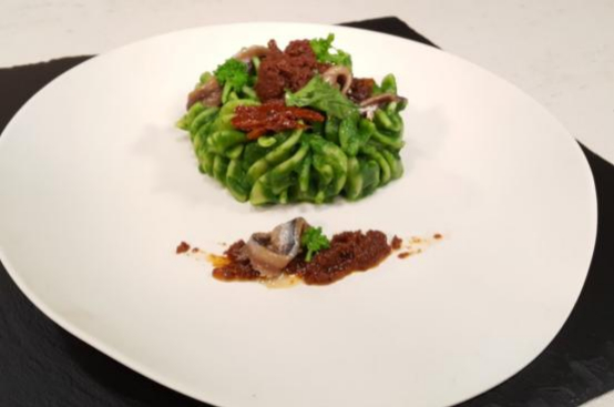 Fusilli al pesto di cime di rapa, acciughe del Cantabrico, menta, pomodoro secco Fusilli al pesto di cime di rapa, acciughe del Cantabrico, menta, pomodoro secco