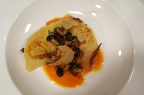 Calzone di patate, chiodini, crema di zucca e formaggio Calzone di patate, chiodini, crema di zucca e formaggio