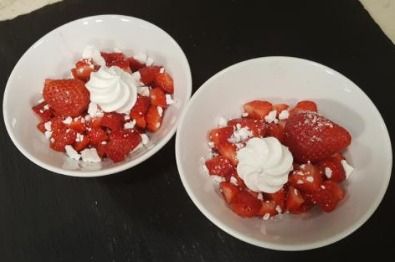 Dessert di fragole e meringhe Dessert di fragole e meringhe