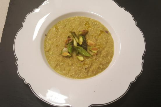 Risotto di quinoa con asparagi e pistacchi Risotto di quinoa con asparagi e pistacchi