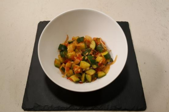 Spadellata di zucchine con pomodori e pinoli Spadellata di zucchine con pomodori e pinoli