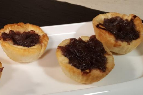 Sfogliatelle alle cipolle rosse caramellate Sfogliatelle alle cipolle rosse caramellate