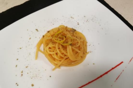 Spaghetti al limone con polvere di capperi Spaghetti al limone con polvere di capperi