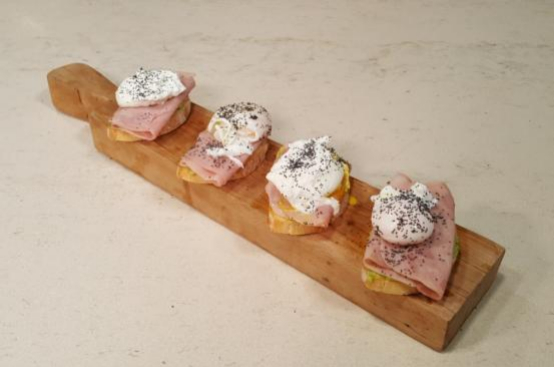 Bruschetta con uovo avocado e prosciutto Bruschetta con uovo avocado e prosciutto
