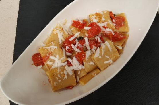 Paccheri con pomodorini e ricotta salata Paccheri con pomodorini e ricotta salata