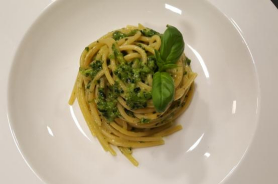 Spaghetti al pesto di noci Spaghetti al pesto di noci