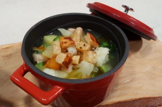 Minestrone con crosta di formaggio Minestrone con crosta di formaggio