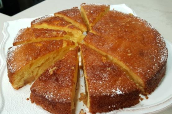 Torta allo yogurt con mele caramellate Torta allo yogurt con mele caramellate