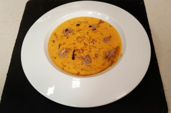 Vellutata di zucca e amaretti con crema di castagne Vellutata di zucca e amaretti con crema di castagne