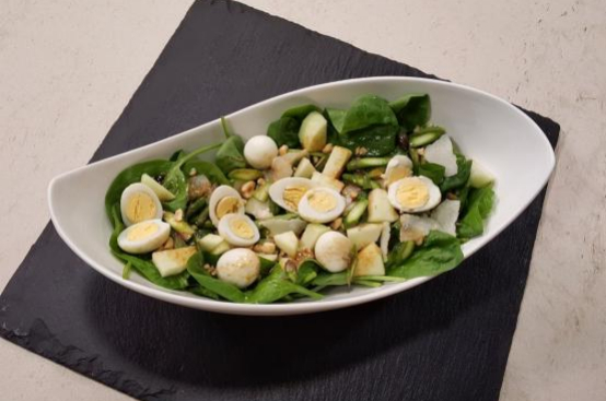 Insalata di spinacino e asparagi con uova, nocciole e mela Insalata di spinacino e asparagi con uova, nocciole e mela