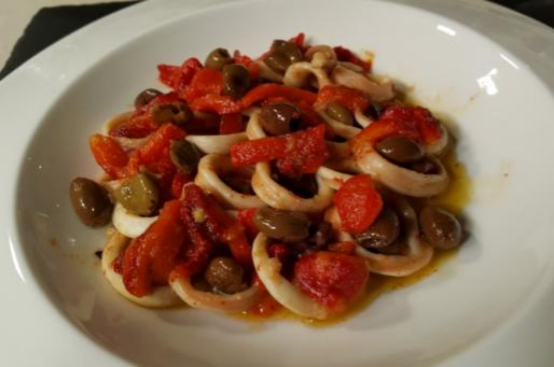 Calamari peperoni e olive Calamari peperoni e olive