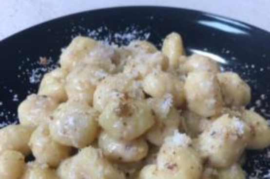Gnocchi alla crema di gorgonzola e noci Gnocchi alla crema di gorgonzola e noci