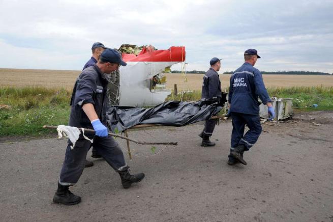 malaisya airlines ucraina cadaveri corpi body bag incidente aereo