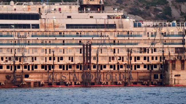 Giglio, quando riemerse la Costa Concordia | E sul relitto si leggeva il nome della nave