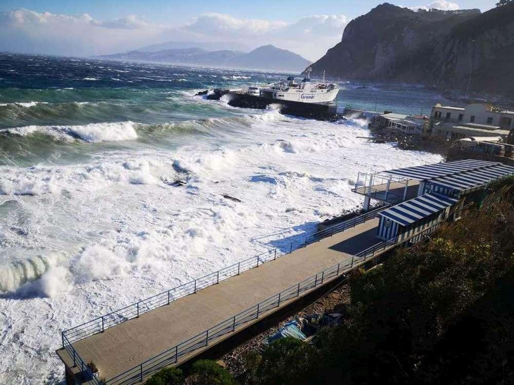 Maltempo, Capri isolata: cento passeggeri bloccati sull'isola - TGCOM