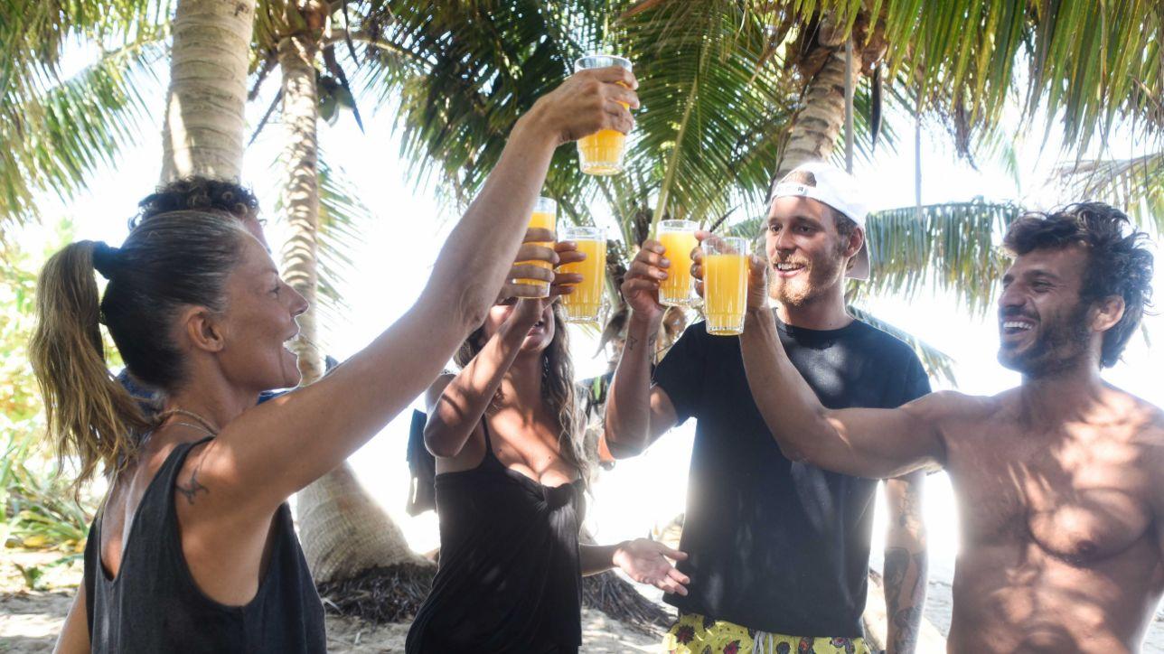 "Isola dei famosi", i finalisti festeggiano a colazione