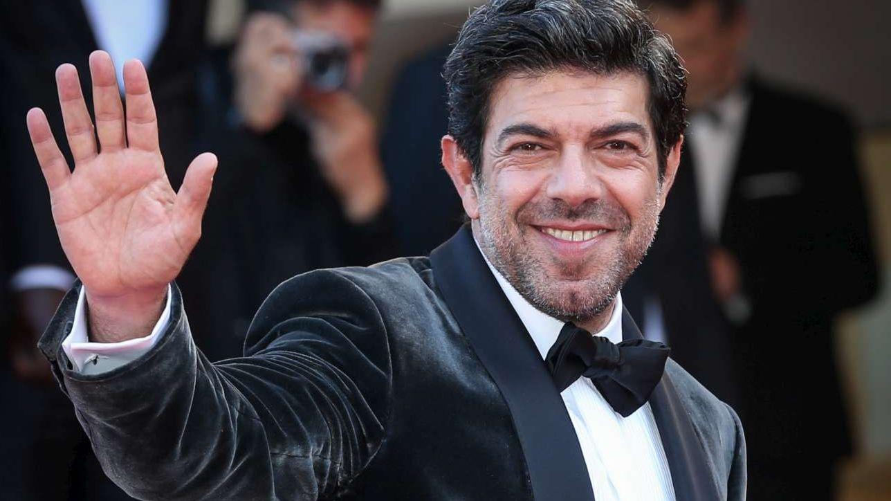 Pierfrancesco Favino magnetico sul red carpet