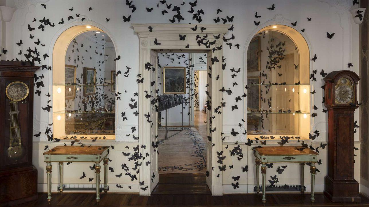 Fuorisalone, migliaia di farfalle nere invadono la Fondazione Pini