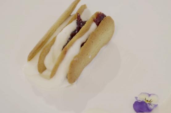 Millefoglie con biscottini croccanti al caff�, spuma di ricotta e marmellata di visciole