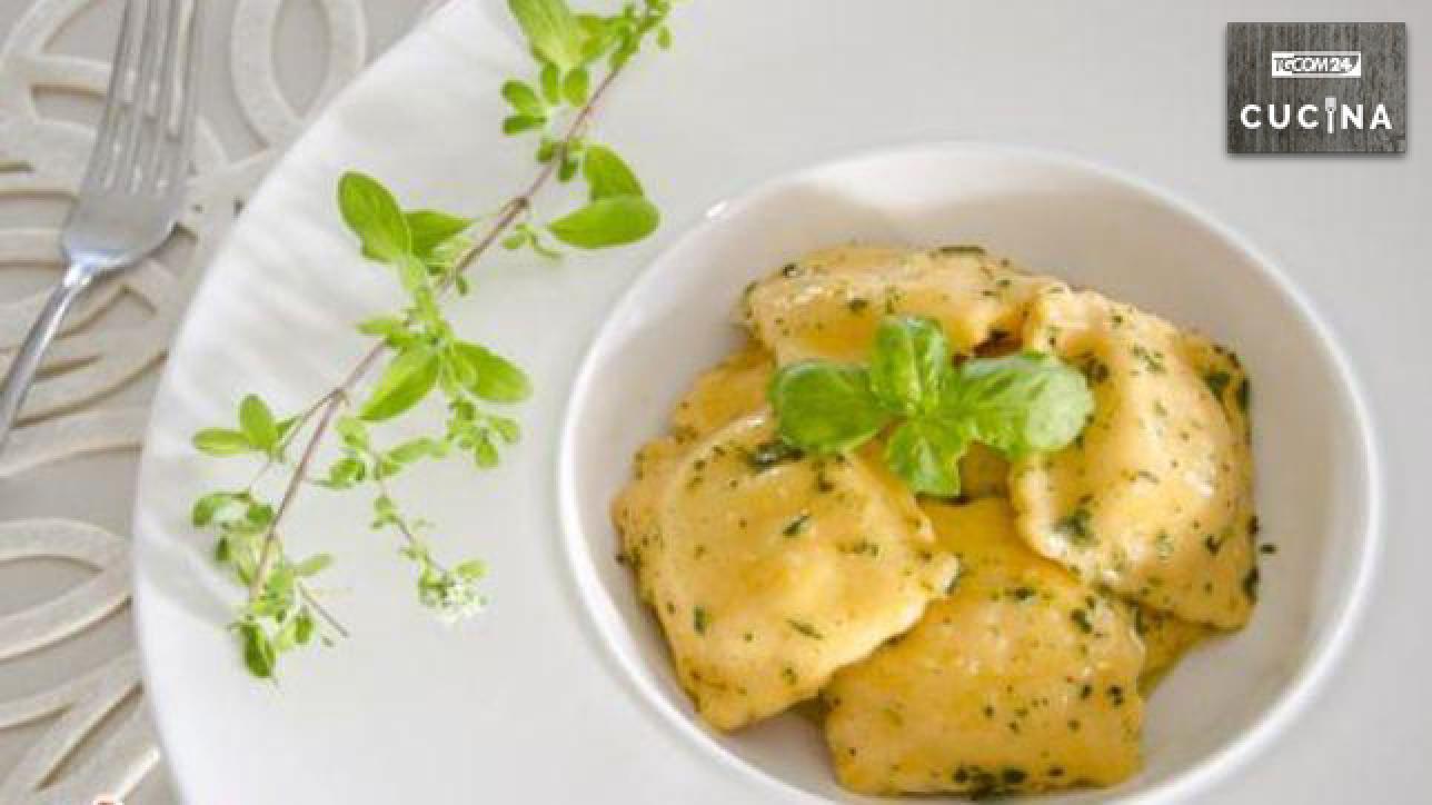 Ravioli rossi alle erbe